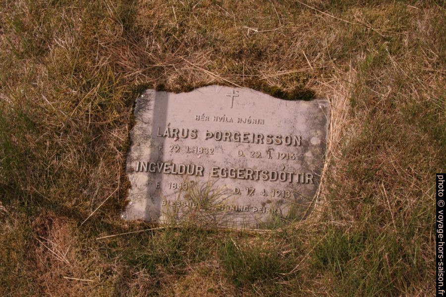 Tombe de Lárus et d'Ingveldur. Photo © Alex Medwedeff