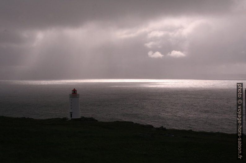 Le phare de Skarð à l'entrée du Miðfjorður. Photo © André M. Winter