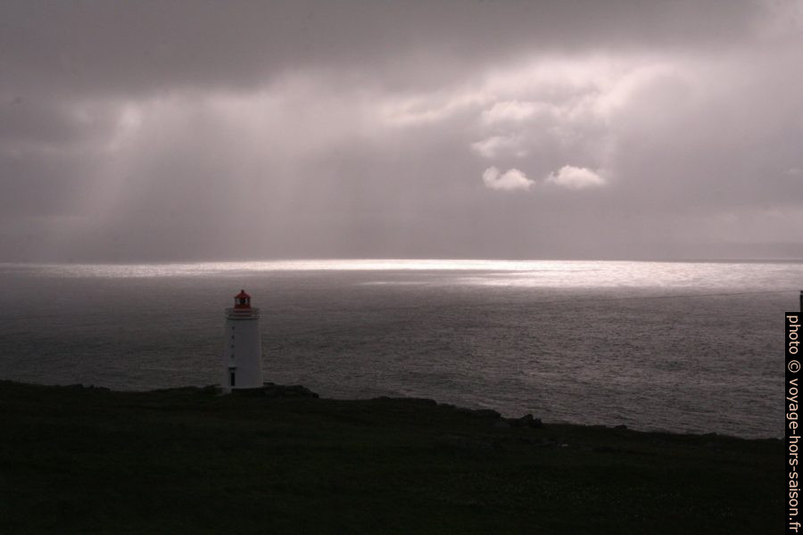 Le phare de Skarð à l'entrée du Miðfjorður. Photo © André M. Winter