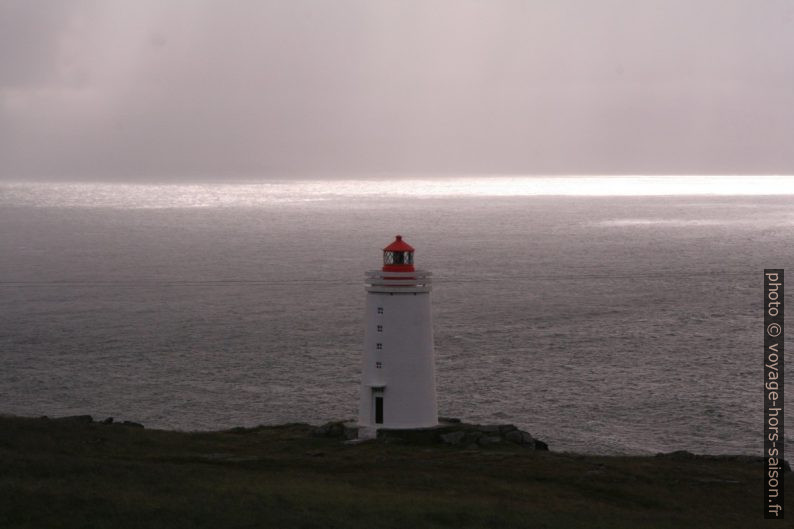 Le phare de Skarð à l'entrée du Miðfjorður. Photo © André M. Winter