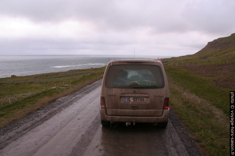 Voiture bien sale sur les pistes islandaises sous la pluie. Photo © André M. Winter