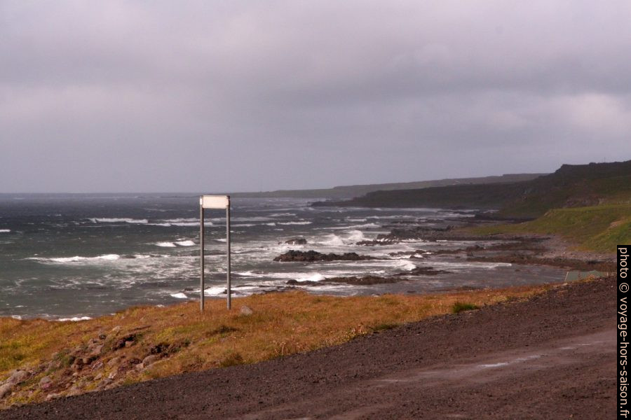 Côte ouest de la presqu'île de Vatnsnes sous le vent. Photo © André M. Winter