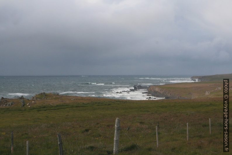 Côte ouest de la presqu'île de Vatnsnes sous le vent. Photo © André M. Winter