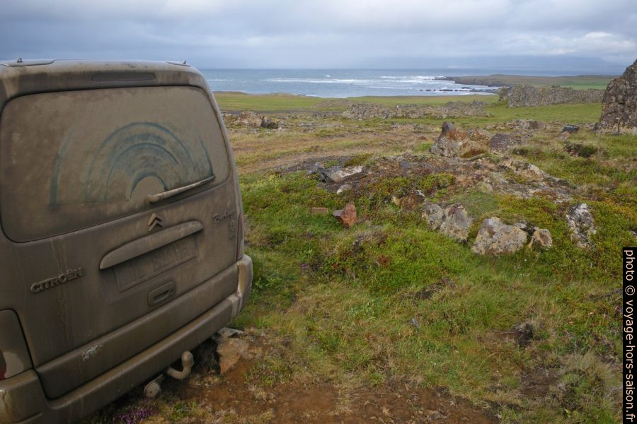 Voiture bien sale sur les pistes islandaises sous la pluie. Photo © André M. Winter