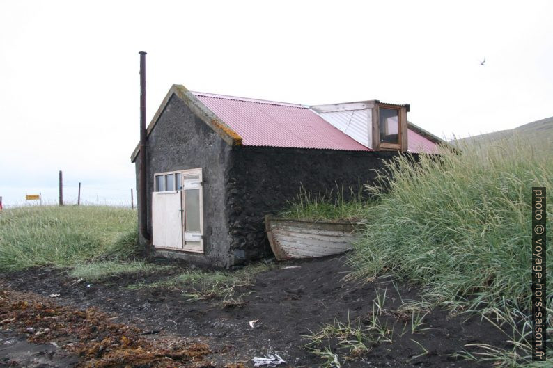 Cabane sur la côte est de Vatnsnes. Photo © André M. Winter