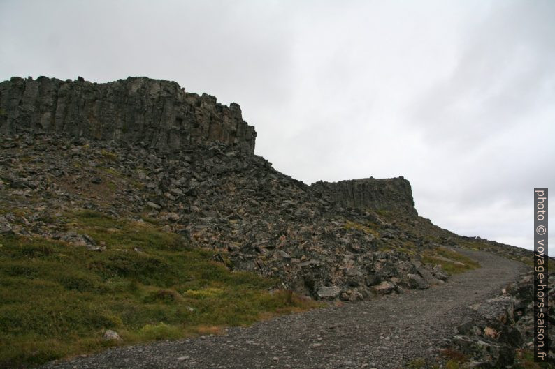 Montée sur le Borgarvirki. Photo © André M. Winter