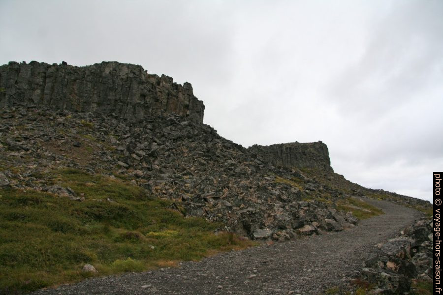 Montée sur le Borgarvirki. Photo © André M. Winter