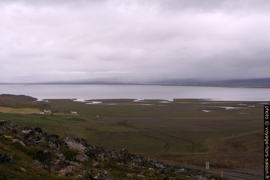 Le lac Hóp vu du Borgarvirki. Photo © André M. Winter