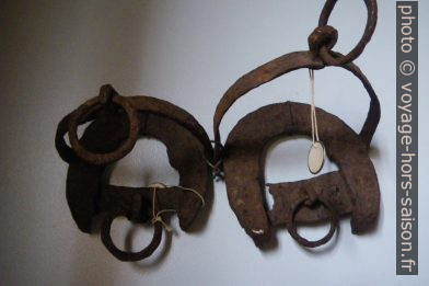 Anciens crampons. Photo © André M. Winter