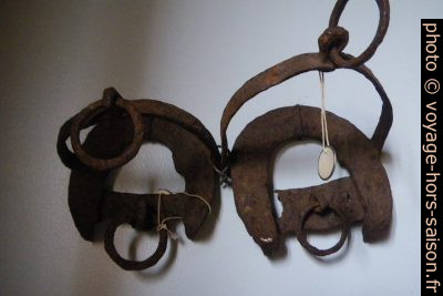 Anciens crampons. Photo © André M. Winter