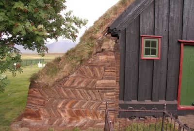 Mur de tourbe de la Víðimýrarkirkja. Photo © André M. Winter