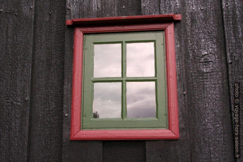 Petite fenêtre de la Víðimýrarkirkja. Photo © André M. Winter