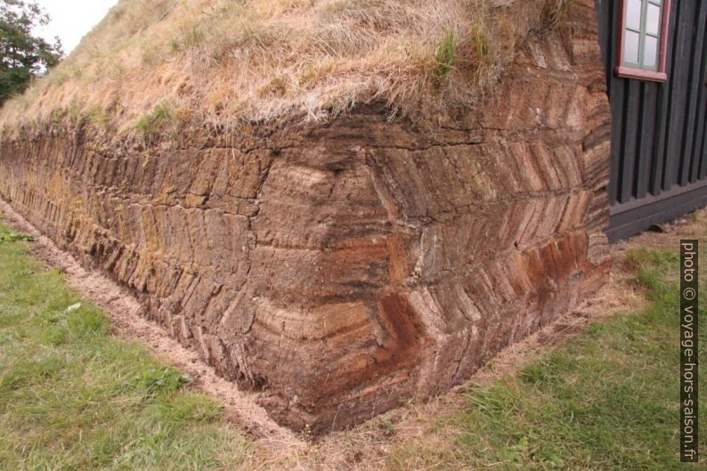 Mur latéral en tourbe de la Víðimýrarkirkja. Photo © André M. Winter