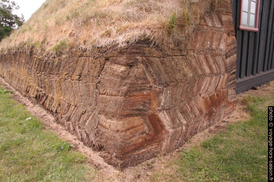 Mur latéral en tourbe de la Víðimýrarkirkja. Photo © André M. Winter