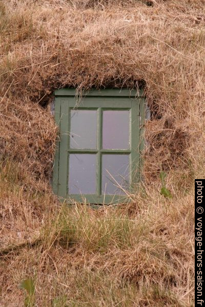 Fenêtre dans le toit couvert de pelouse de la Víðimýrarkirkja. Photo © André M. Winter