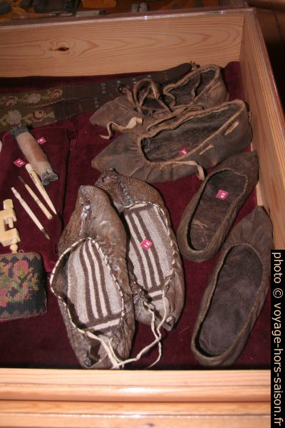 Chaussures en peaux de mouton à Glaumbær. Photo © André M. Winter