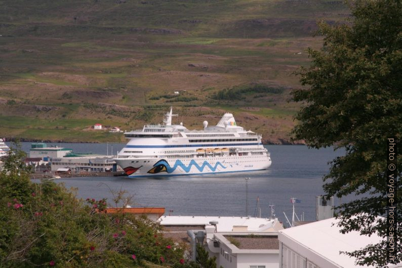 Paquebot touristique Aida dans le port d'Akureyri. Photo © André M. Winter