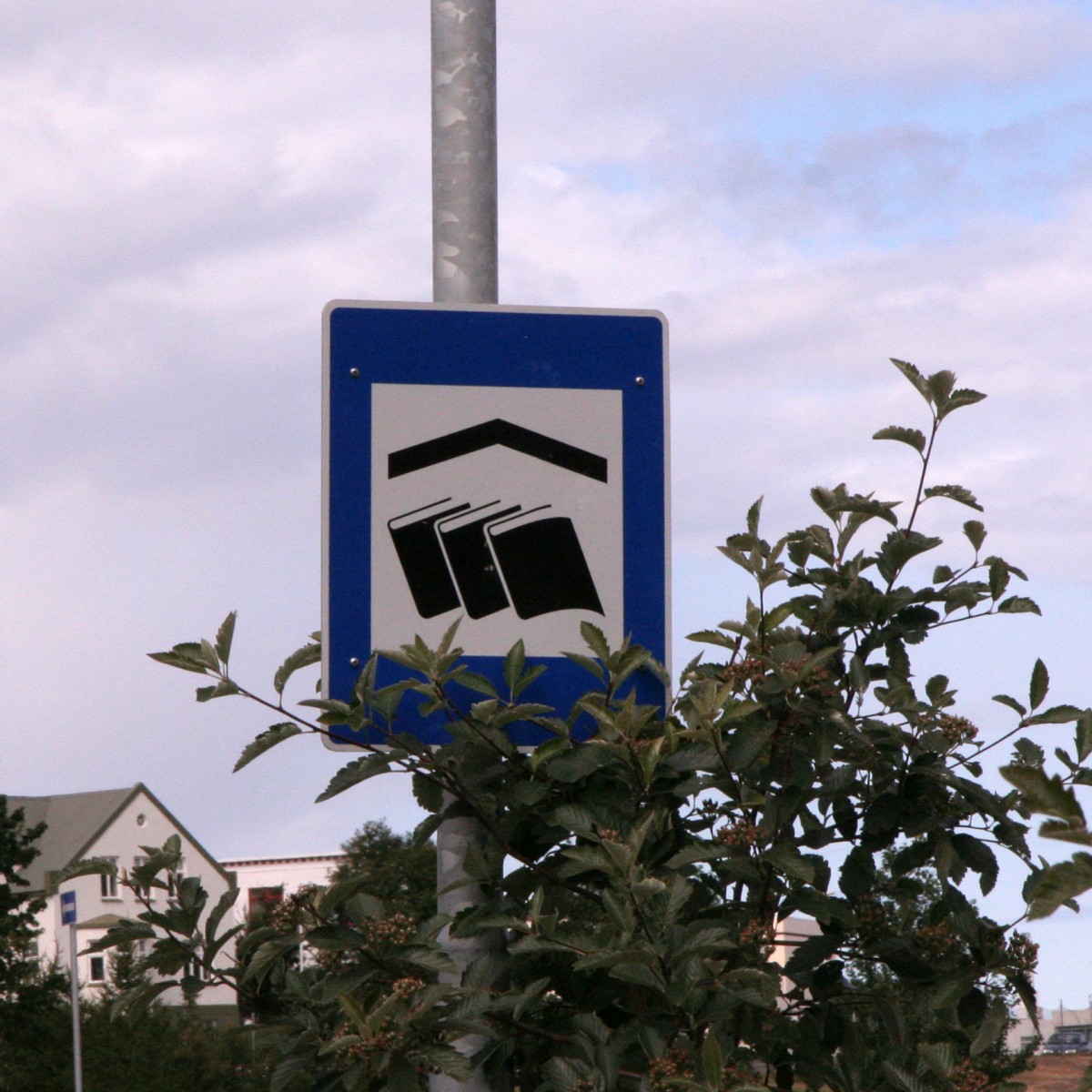 Panneau indiquant une bibliothèque. Photo © André M. Winter