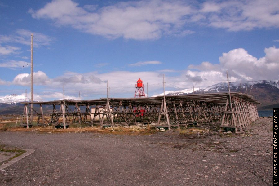 Racks de séchage pour poisson à Hjalteyri. Photo © André M. Winter