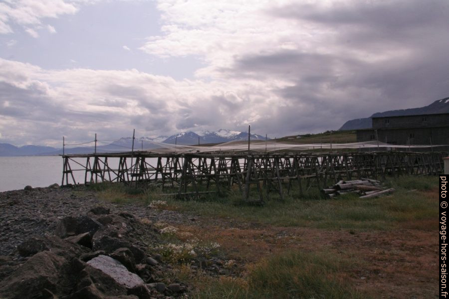Supports de séchage pour poisson en bois à Hjalteyri. Photo © André M. Winter