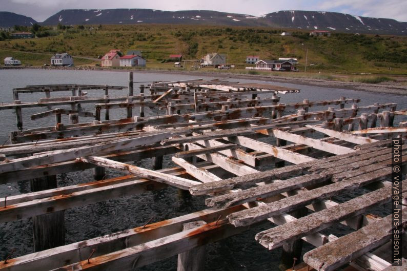 Ponton en bois délabré à Hjalteyri. Photo © André M. Winter