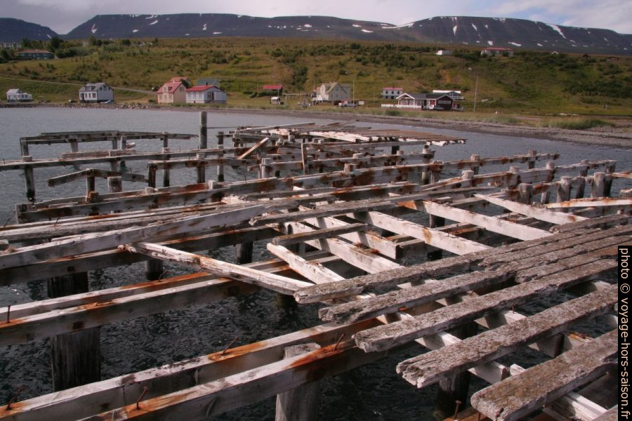 Ponton en bois délabré à Hjalteyri. Photo © André M. Winter