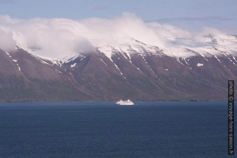 Le bateau AIDAaura dans l'Eyjafjördur. Photo © André M. Winter