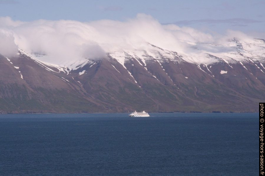 Le bateau AIDAaura dans l'Eyjafjördur. Photo © André M. Winter