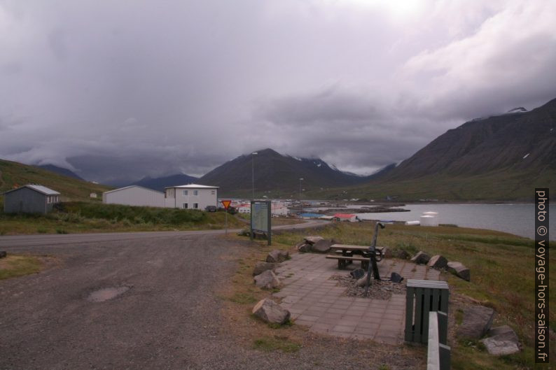 Ville d'Ólafsfjörður avec son port. Photo © André M. Winter