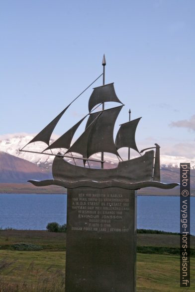 Monument à Eyvindur Jonsson à Ólafsfjörður. Photo © André M. Winter