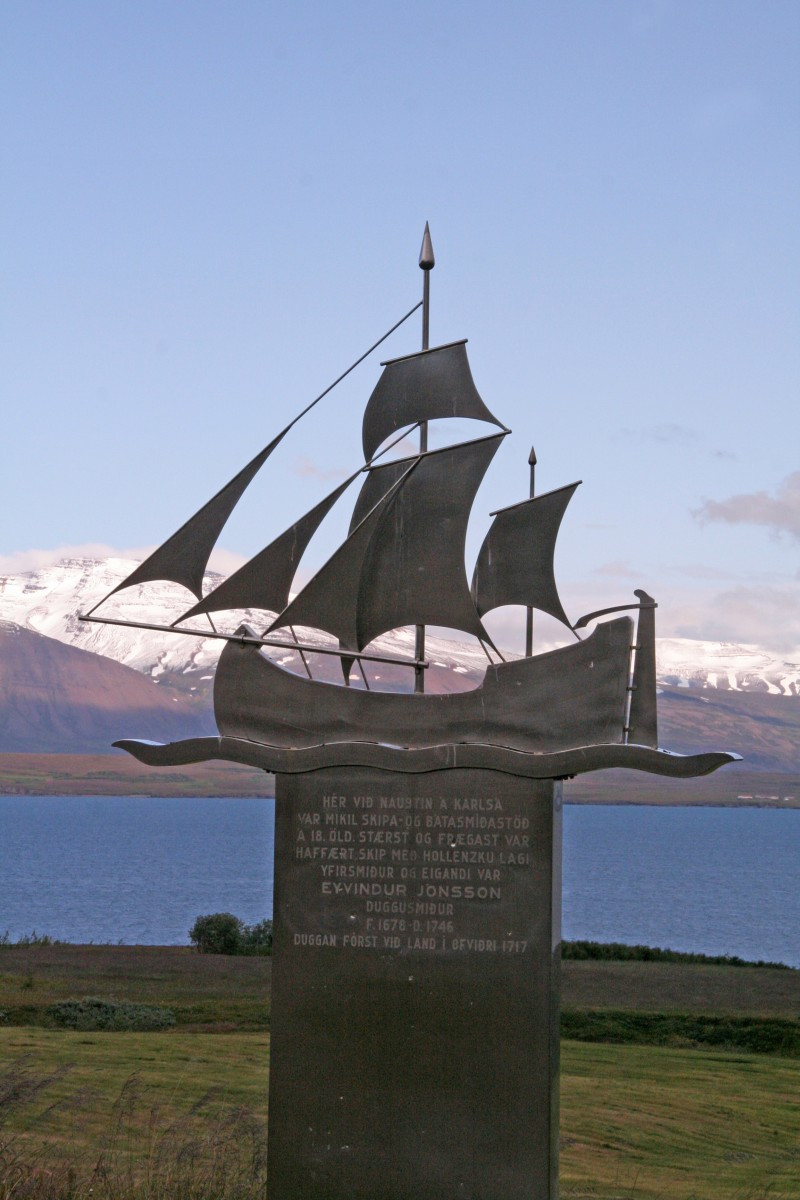 Monument à Eyvindur Jonsson à Ólafsfjörður. Photo © André M. Winter