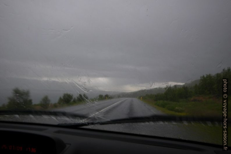 Il pleut sur l'Eyjafjörður. Photo © André M. Winter