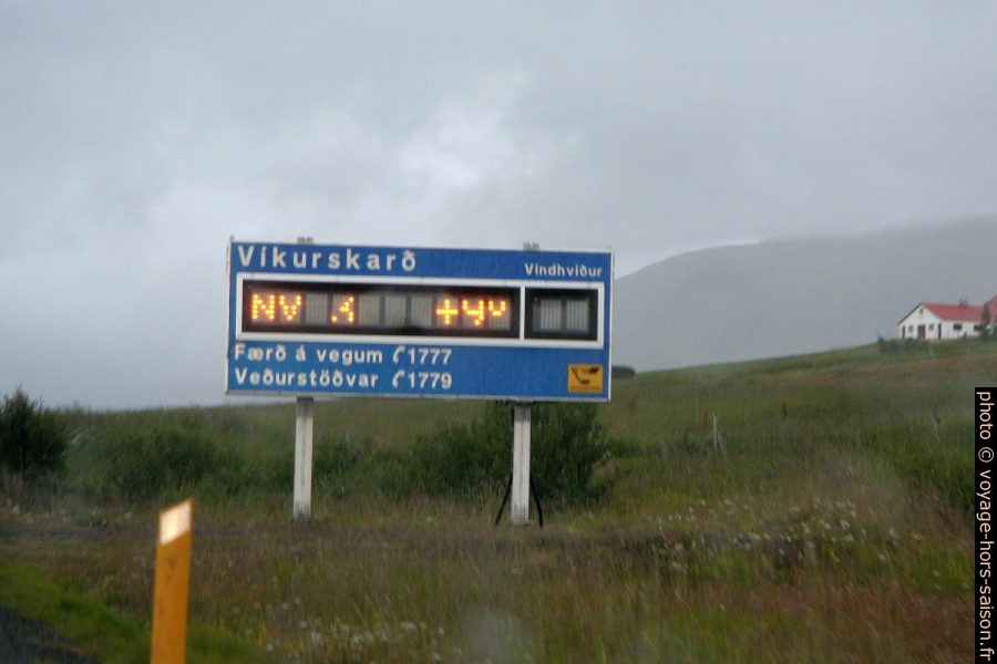 Affichage de la force du vent et de la température sur les cols. Photo © André M. Winter