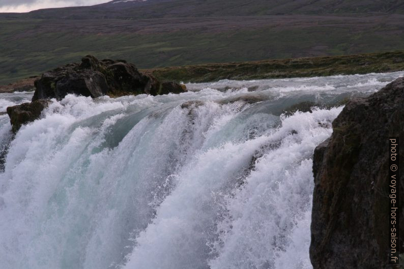 Détail de la cascade gauche du Goðafoss. Photo © André M. Winter