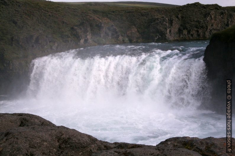 Cascade droite du Goðafoss. Photo © André M. Winter