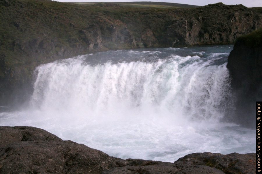 Cascade droite du Goðafoss. Photo © André M. Winter