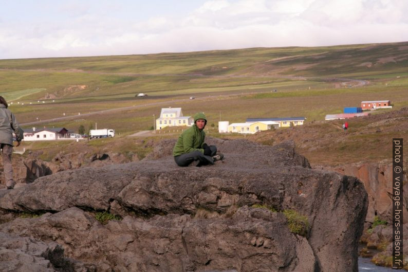 Alex sur les falaises en aval du Goðafoss. Photo © André M. Winter