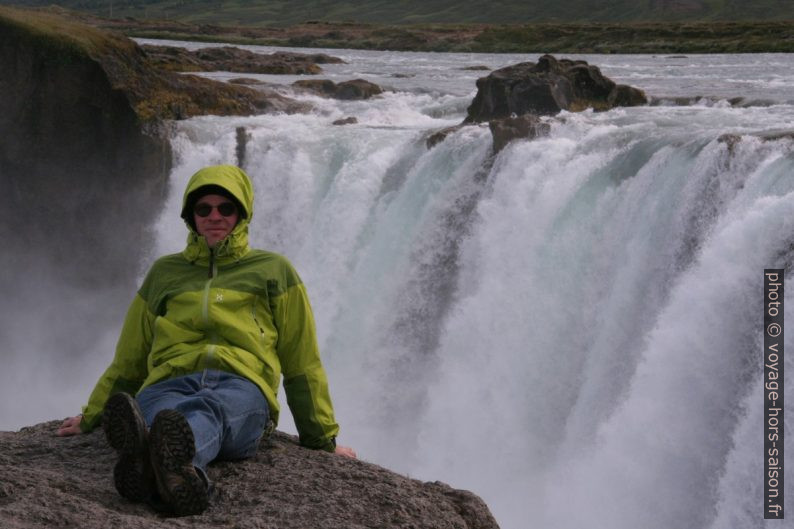 André devant le Goðafoss. Photo © Alex Medwedeff