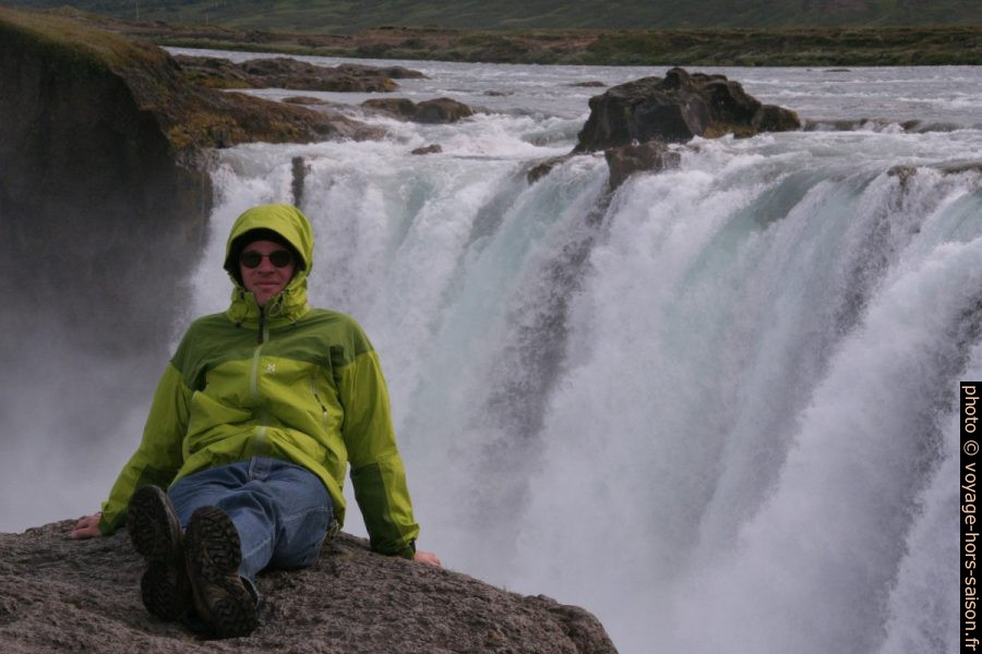André devant le Goðafoss. Photo © Alex Medwedeff