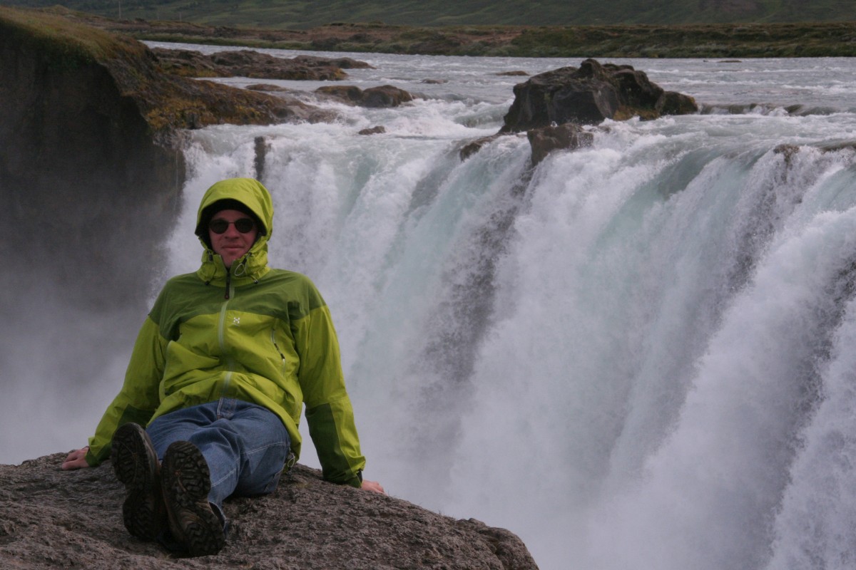 André devant le Goðafoss. Photo © Alex Medwedeff