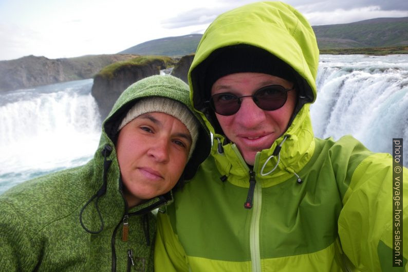 Alex et André devant le Goðafoss. Photo © André M. Winter