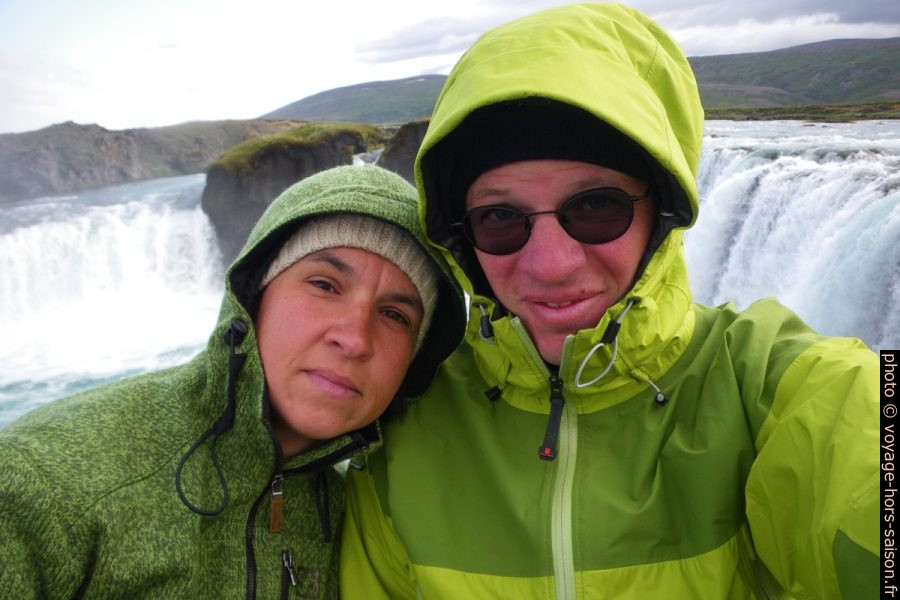 Alex et André devant le Goðafoss. Photo © André M. Winter