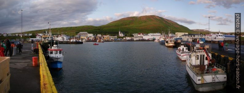 Húsavík, son port et le Húsavíkurfjall. Photo © André M. Winter