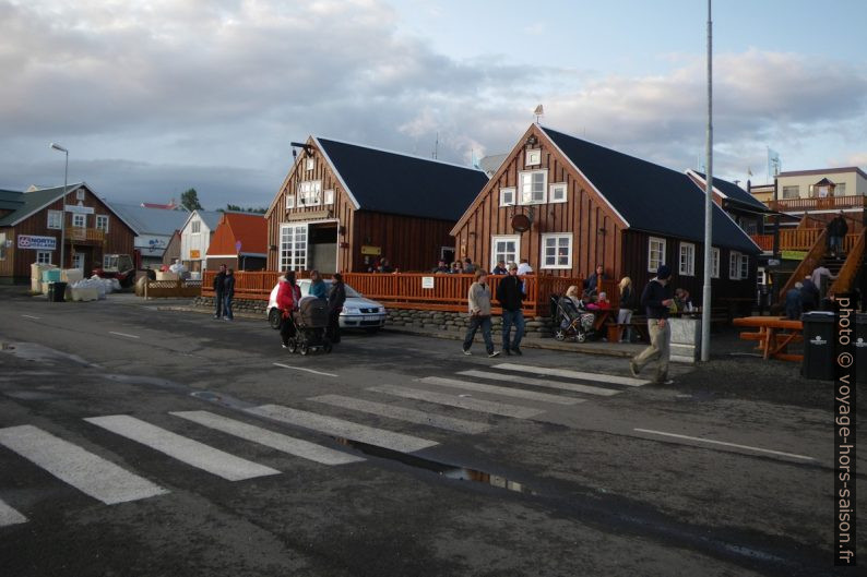 Anciennes maisons en bois sur le port de Húsavík. Photo © André M. Winter