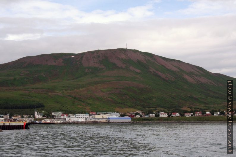 Húsavík et Húsavíkurfjall. Photo © André M. Winter