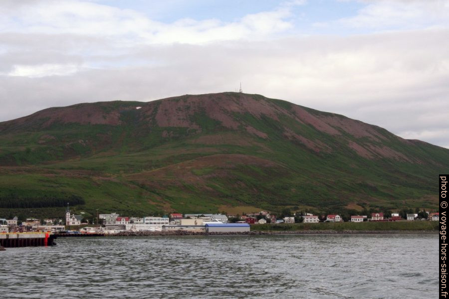 Húsavík et Húsavíkurfjall. Photo © André M. Winter