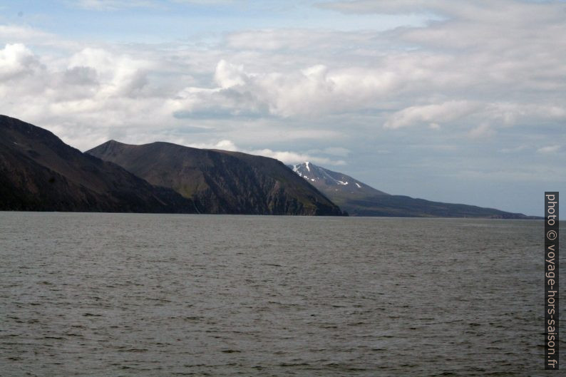 Côte du massif Víknafjöll. Photo © André M. Winter