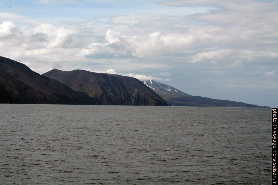Côte du massif Víknafjöll. Photo © André M. Winter