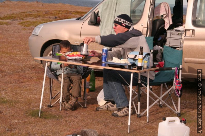 Nicolas et André au Cap Tjörnes. Photo © Alex Medwedeff