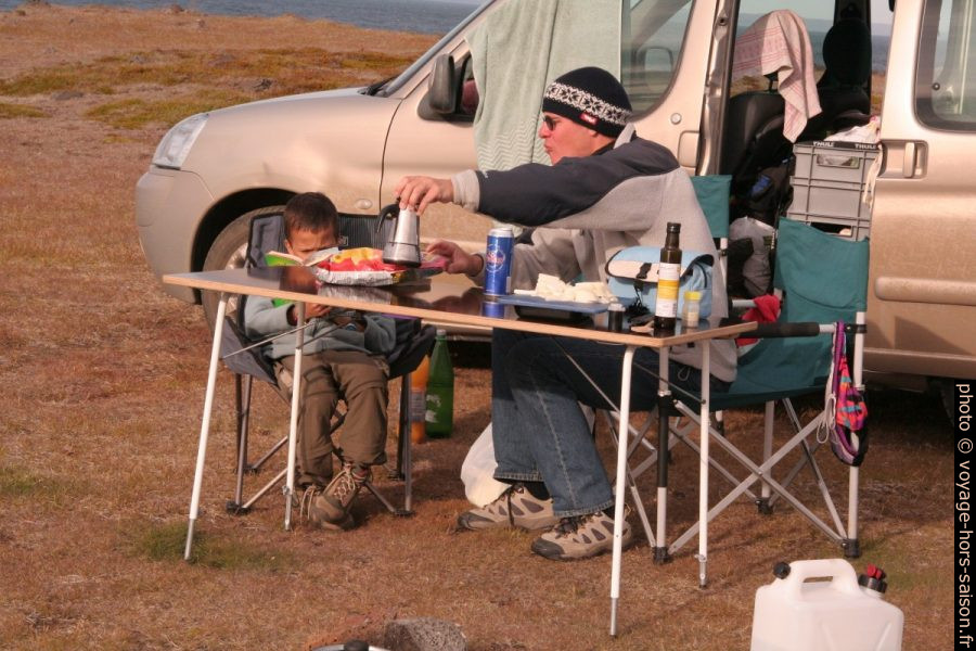 Nicolas et André au Cap Tjörnes. Photo © Alex Medwedeff